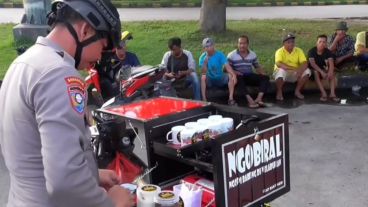 Indonéský policista rozváží po městě zdarma kávu, chce být blíže občanům